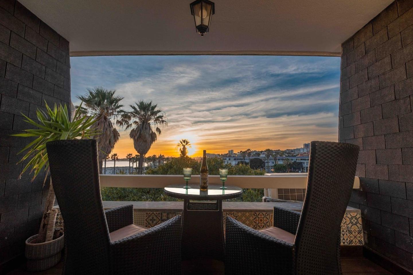 Sea View W Balcony 2 Mins Walk To Beach & Casino Estoril Exterior photo